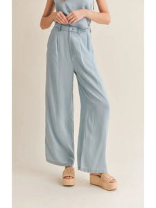 SOFT BREEZE CHAMBRAY WIDE LEG PANT / LIGHT WASH