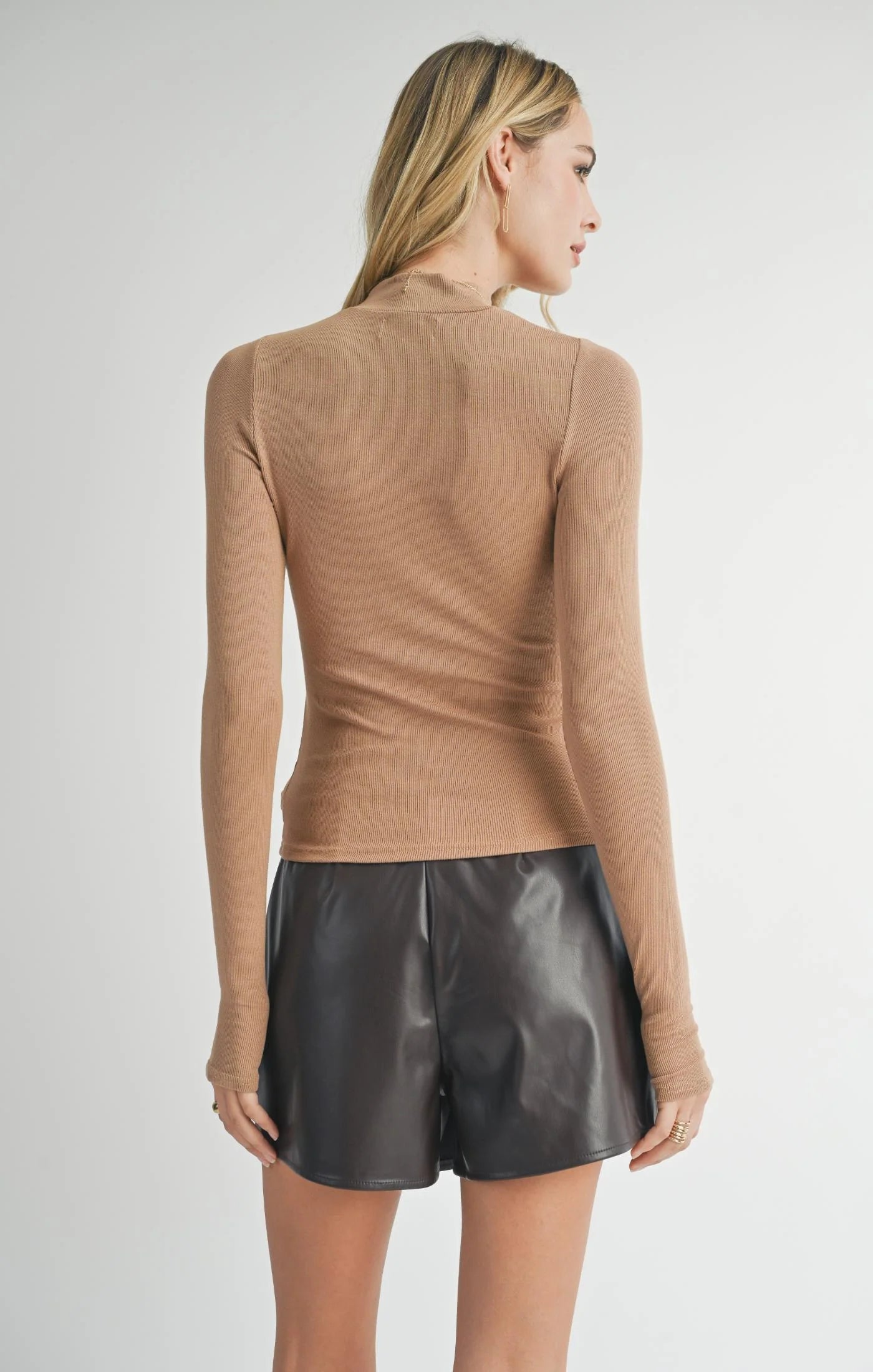 RONAN MOCK NECK TOP WITH THUMBHOLE / OAK