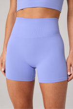 Load image into Gallery viewer, SEAMLESS SCRUNCH SHORT 4" / MOONLIGHT PERI

