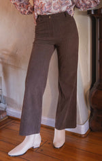 Load image into Gallery viewer, VINEYARDS STRETCH CORDUROY PANTS
